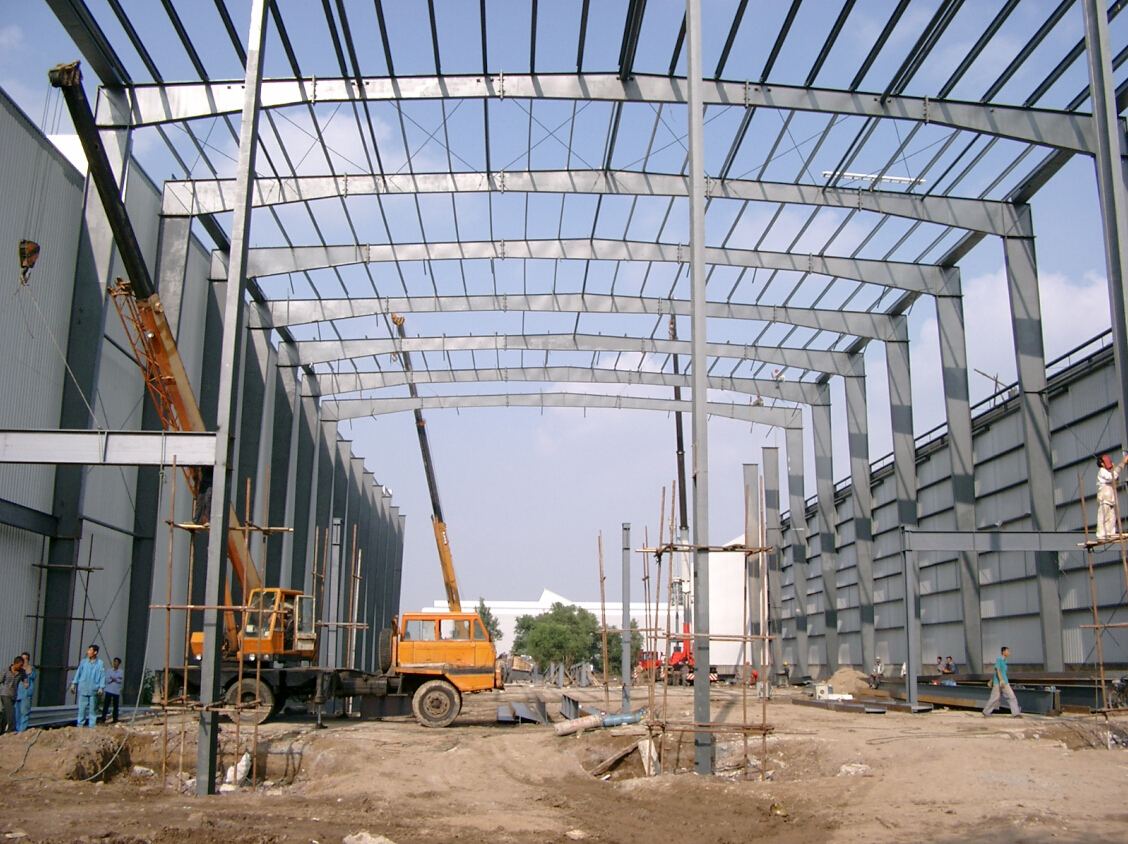 施工中的大跨度工業廠房