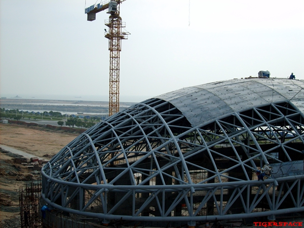 施工中的鋼網殼